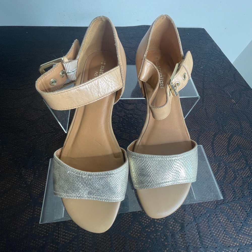 Naturalizer Tan and Gold Sandals with Minimalist Design Women’s Size 6.5